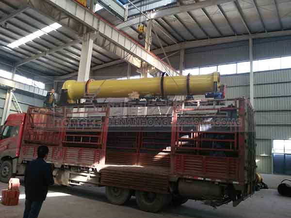 發(fā)往江蘇揚(yáng)州的雞糞烘干機(jī)裝貨現(xiàn)場(chǎng)