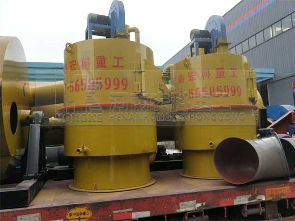 發往老撾的兩套&Phi;1000&times;7米雞糞烘干機裝貨現場